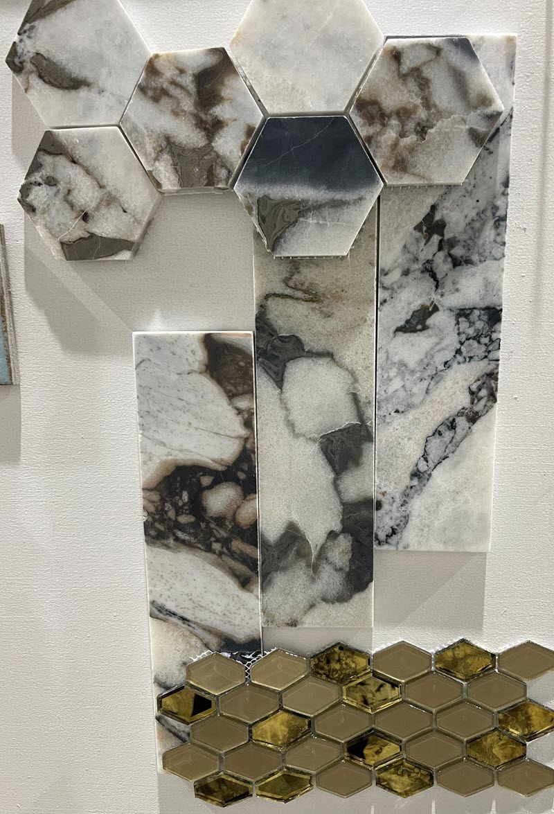 Although the right side includes blue tones, it emphasizes sandy tones, warm earth tones and gold shimmers of glass mirror. The marble striations add movement and bring to mind the intensity of earth and sky.